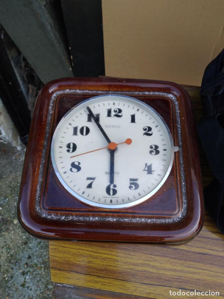Vintage: RELOJ VINTAGE DE COCINA MARCA KIENZLE PORCELANA COLOR MARR&Oacute;N MEDIDA 22 x 22 CM.