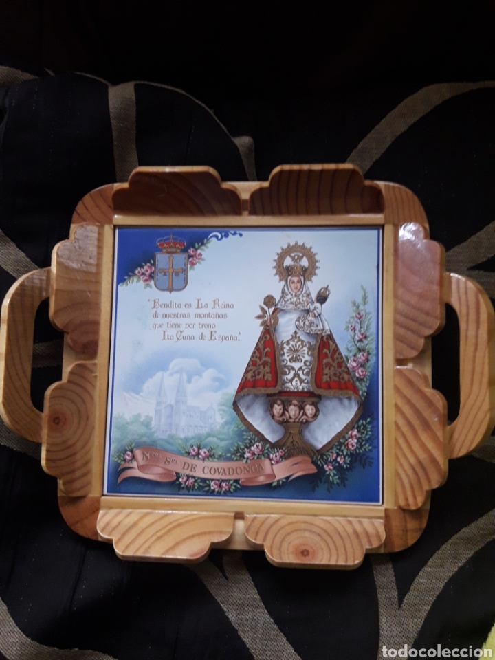 Vintage: Bandeja tarjetera de madera con azulejo de la Virgen de Covadonga