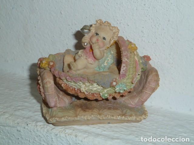 Vintage: Figura resina. Beb&eacute; en cuna mecedora - Foto 2