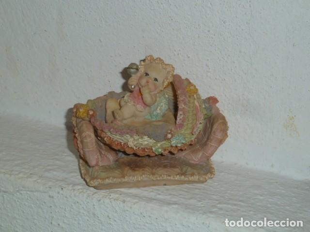 Vintage: Figura resina. Beb&eacute; en cuna mecedora - Foto 4