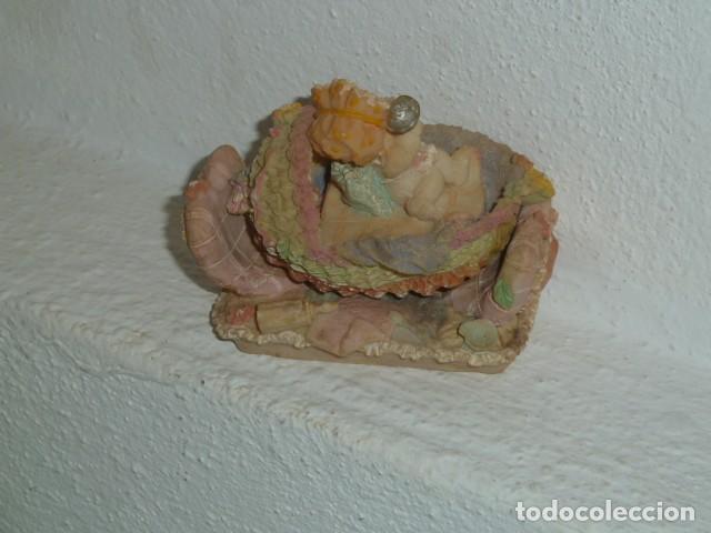 Vintage: Figura resina. Beb&eacute; en cuna mecedora - Foto 7