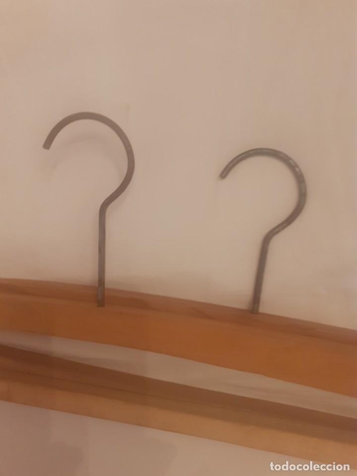 Vintage: Lote de 2 perchas antiguas de madera y hierro - Foto 4
