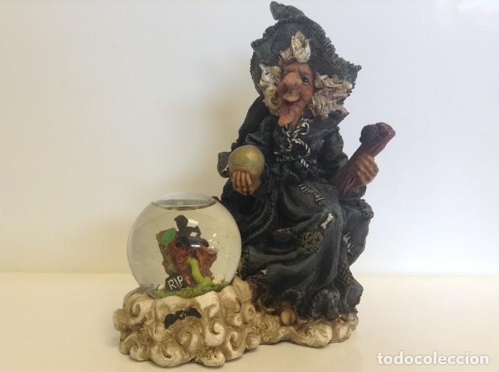 Vintage: PRECIOSA FIGURA EN RESINA DE BRUJA CON BOLA DE CRISTAL - OBJETO DE DECORACI&Oacute;N