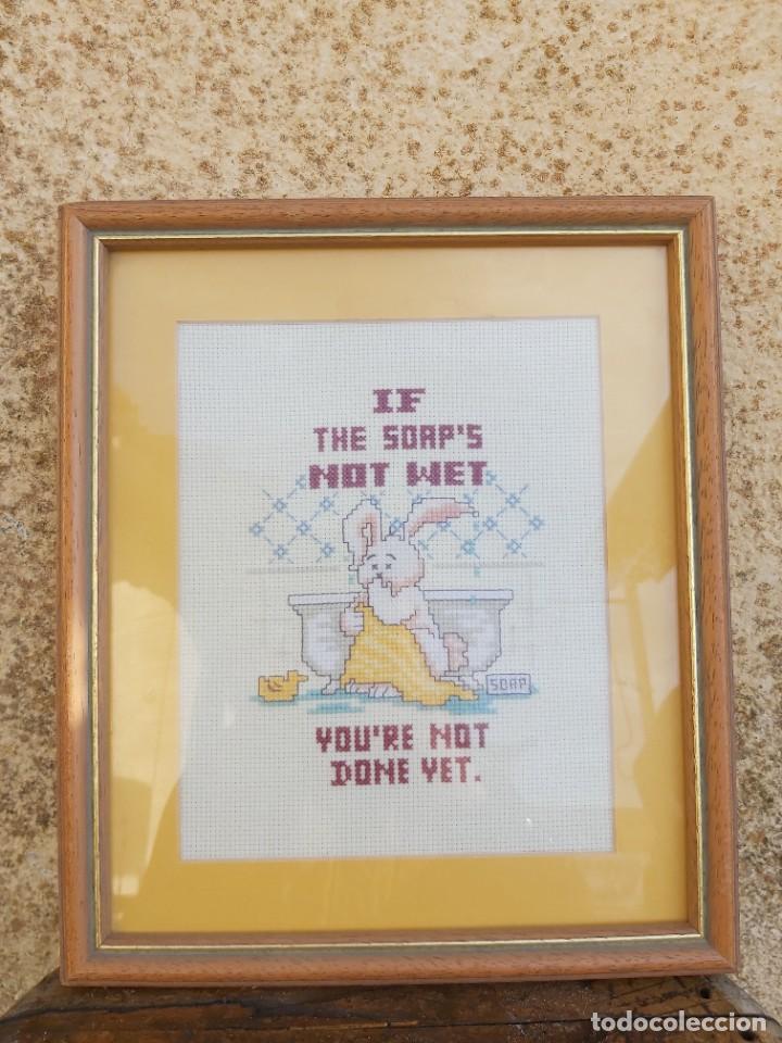 Vintage: Conejo en el ba&ntilde;o. Cuadro de punto de cruz artesanal, enmarcado y con cristal.