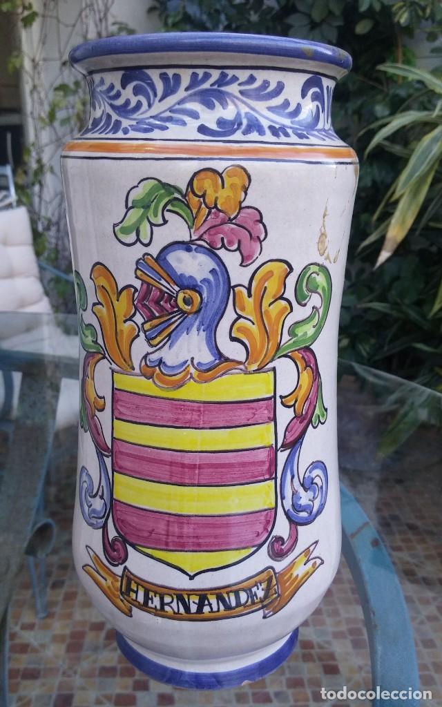 Vintage: TARRO DE CER&Aacute;MICA DE TALAVERA CON ESCUADO HER&Aacute;LDICO APELLIDO ''FERNANDEZ''