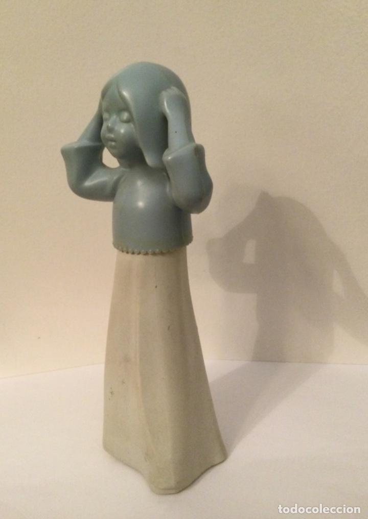 Vintage: NI&Ntilde;A AZUL PEIN&Aacute;NDOSE, FRASCO AVON A&Ntilde;O 70