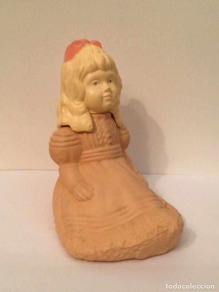 Vintage: NI&Ntilde;A SENTADA, FRASCO AVON A&Ntilde;O 70,