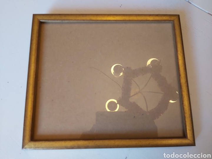 Vintage: Marco dorado con cristal, en buen estado.