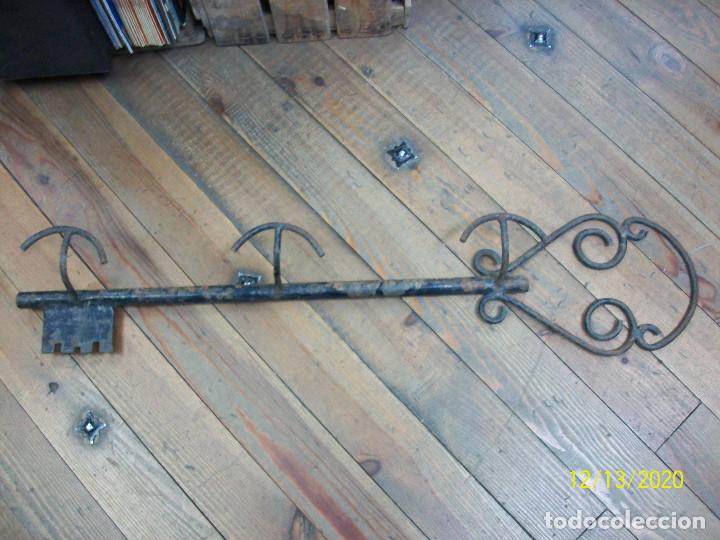 Vintage: PERCHERO DE HIERRO CON FORMA DE LLAVE- DE 3 BRAZOS - Foto 1