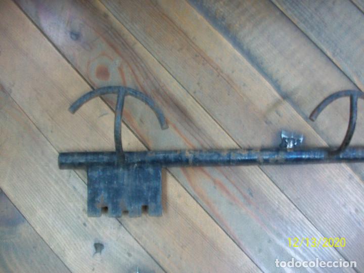 Vintage: PERCHERO DE HIERRO CON FORMA DE LLAVE- DE 3 BRAZOS - Foto 2