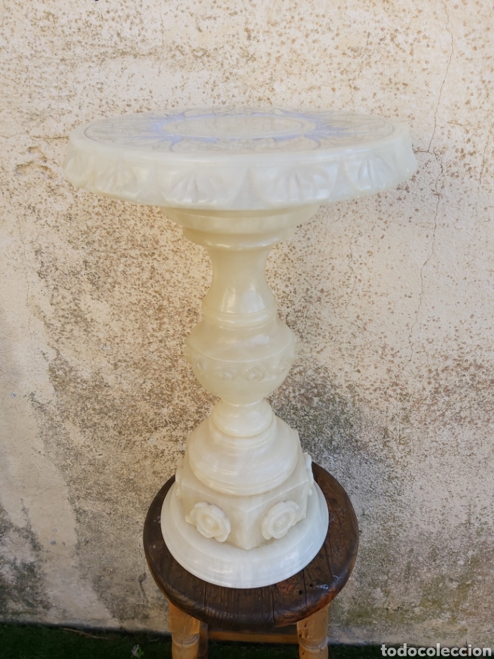 Vintage: Preciosa peana en alabastro con decoraci&oacute;n floral.