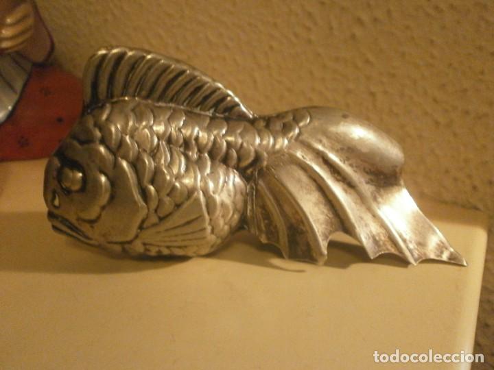 Vintage: Figura pez chapa metal color plateado medida 11 X 5 cm.
