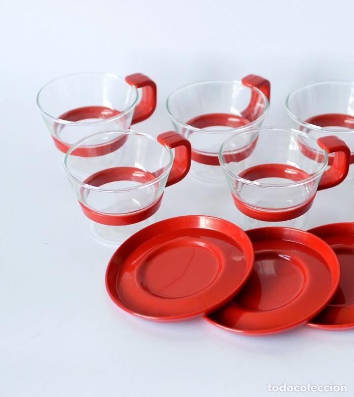 Vintage: Juego de cuatro tazas para caf&eacute;, de cristal con soporte y platillos de pl&aacute;stico rojo.