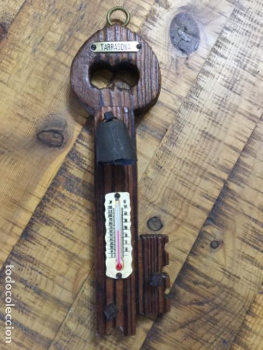 Vintage: TARRAGONA - CUELGA LLAVES DE MADERA CON TERM&Oacute;METRO Y UNA PEQUE&Ntilde;A CAMPANA