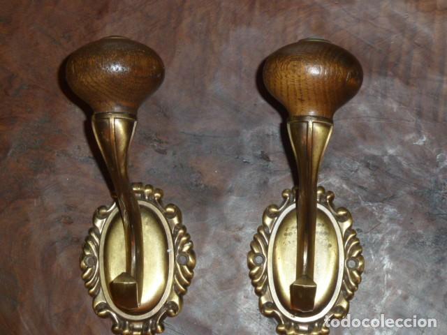 Vintage: Colgadores bronce con pomo de madera - Foto 1
