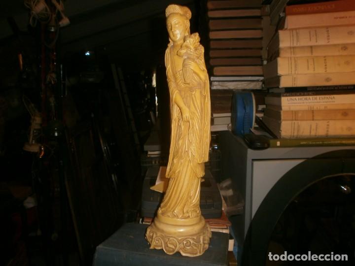 Vintage: Antigua figura geisha en resina o marfilina 44 cm. altura - base 12 cm. buen estado