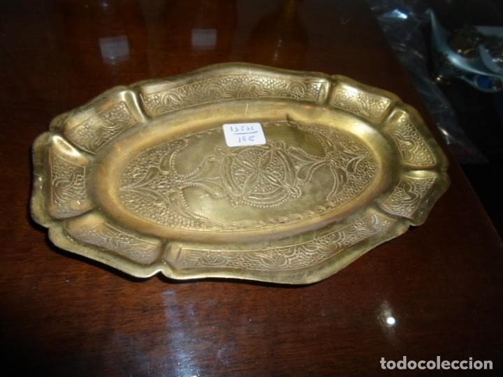 Vintage: Peque&ntilde;a bandeja vac&iacute;a bolsillos de lat&oacute;n con dibujo grabado medida 21X13.5 cm.