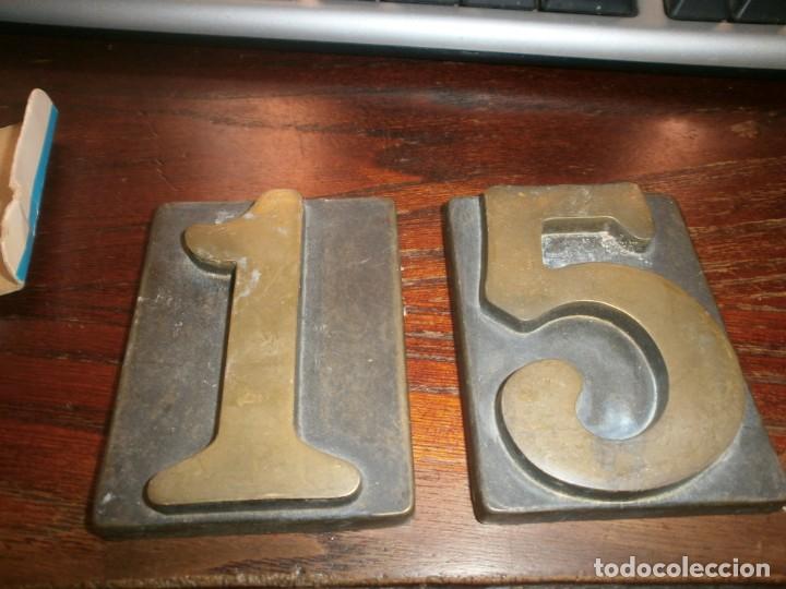 Vintage: 2 n&uacute;meros de bronce 1 y 5 medida 8 X 6 cm.