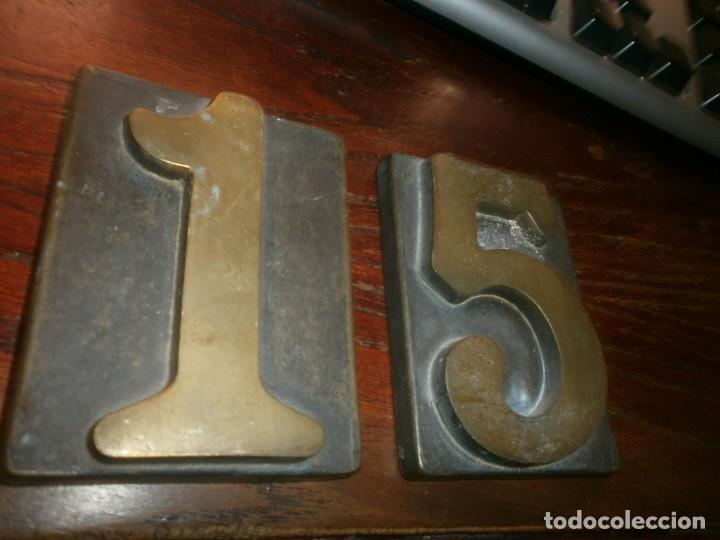 Vintage: 2 n&uacute;meros de bronce 1 y 5 medida 8 X 6 cm. - Foto 2