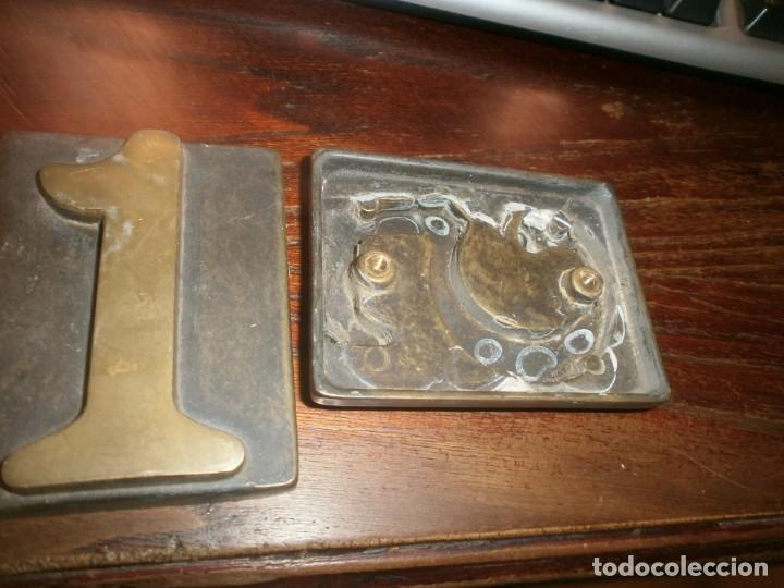 Vintage: 2 n&uacute;meros de bronce 1 y 5 medida 8 X 6 cm. - Foto 3