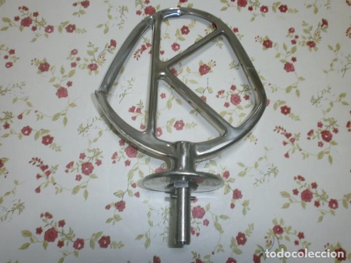 Vintage: Antiguo adorno cap&oacute; de coche - met&aacute;lico 550 gr. logo tipo letra K medida 23 X 15 cm.