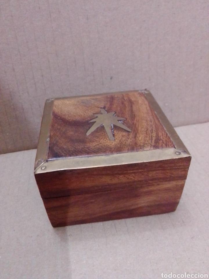 Vintage: Caja de madera y chapa dorada tipo joyero 7&times;7&times;4