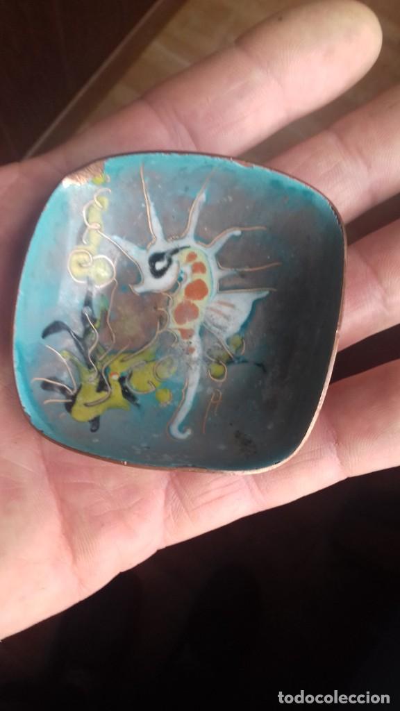 Vintage: Joyero o bandejita esmaltada de cobre con caballito de mar. Vintage.