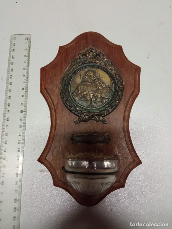 Vintage: Cuadro de madera con recipiente para contener agua bendita o benditera