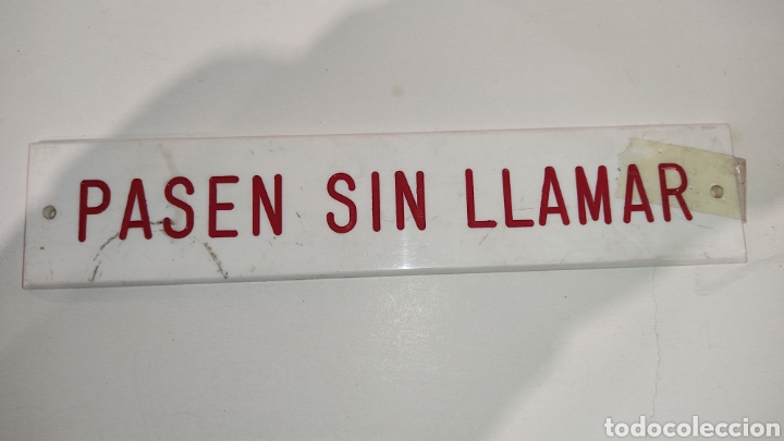 Vintage: PEQUE&Ntilde;O CARTEL EN PLASTICO &rdquo;PASEN SIN LLAMAR&rdquo; 20x4 cms aprox