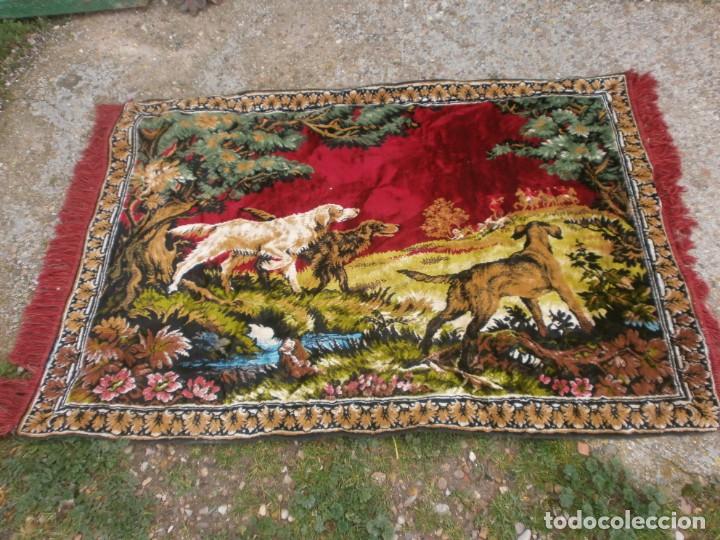Vintage: Tapiz alfombra motivo perros de caza con flecos vintage medida 155X95 cm. buen estado