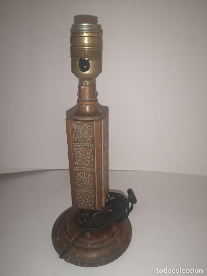 Vintage: L&aacute;mpara de mesita con pie de madera tallado - Foto 1