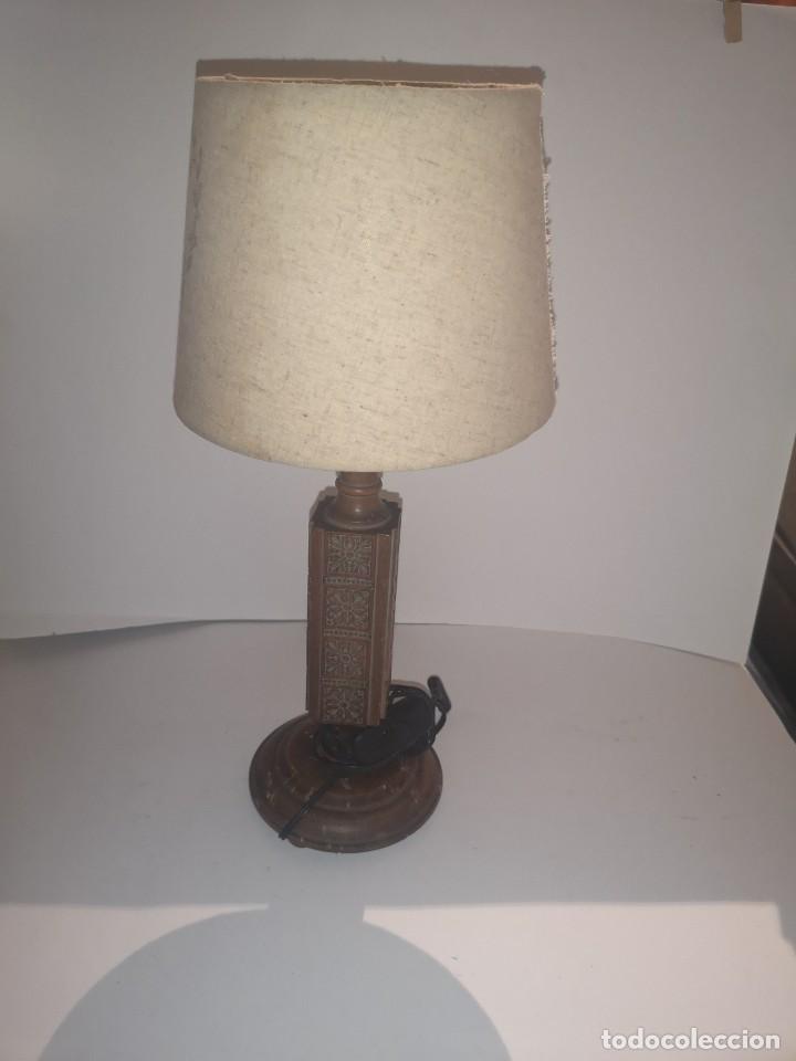Vintage: L&aacute;mpara de mesita con pie de madera tallado - Foto 2