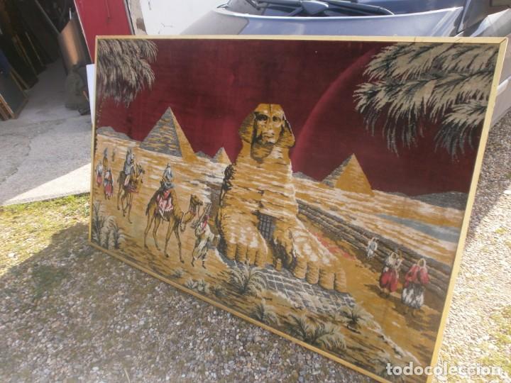 Vintage: Tapiz Alfombra vintage color Camellos, Egipto Fara&oacute;n, enmarcado medida 182X112 cm. buen estado