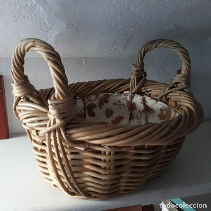 Vintage: Cesto de mimbre forrado. - Foto 2