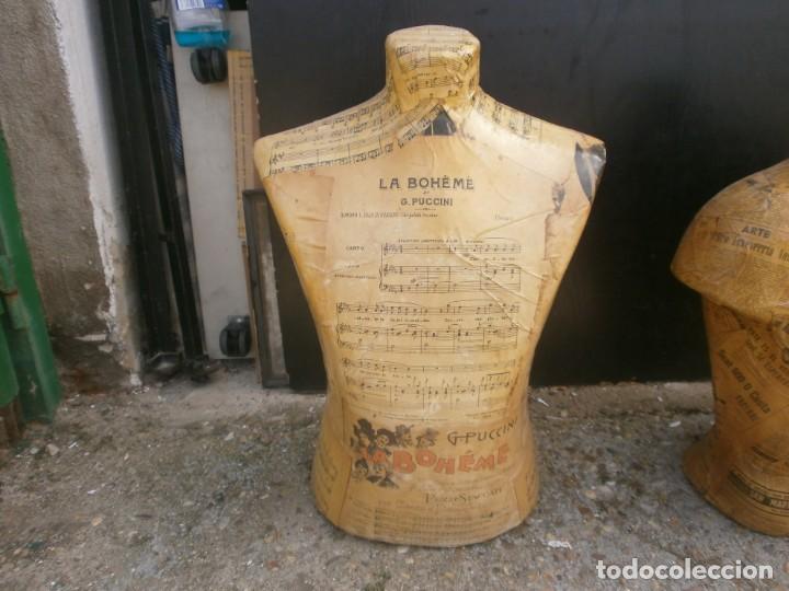 Vintage: Maniqu&iacute; mujer fibra de vidrio medio cuerpo forrado partituras de papel - La Boheme altura 60 cm.