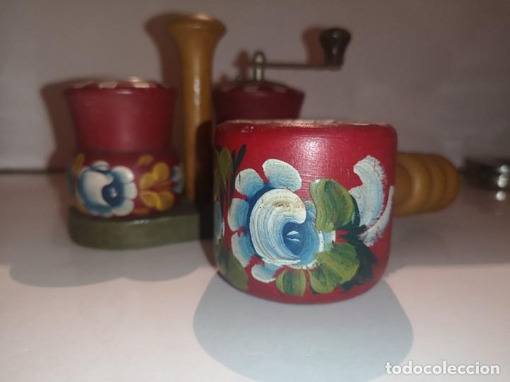 Vintage: Salero,pimentero y cascanueces de madera pintado a mano