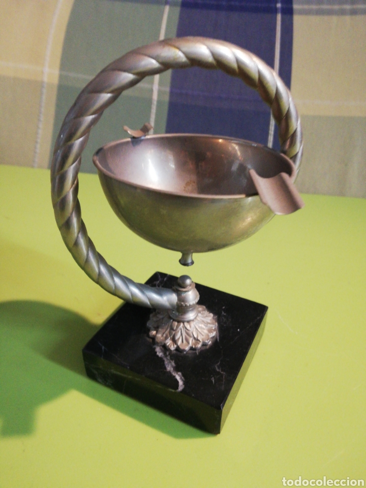 Vintage: Antiguo cenicero de metal plateado con peana de m&aacute;rmol muy bonito