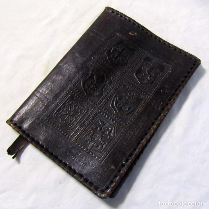 Vintage: Cartera de documentos en cuero repujado con escudos