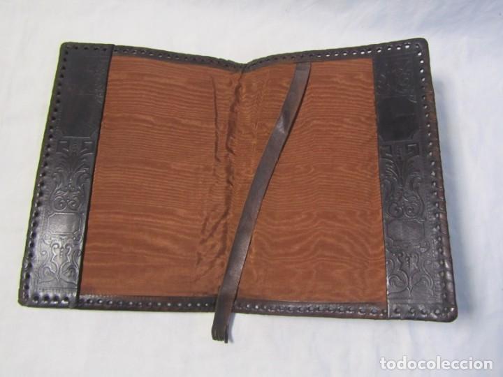 Vintage: Cartera de documentos en cuero repujado con escudos - Foto 5