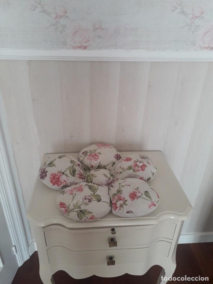 Vintage: coj&iacute;n en forma de flor.