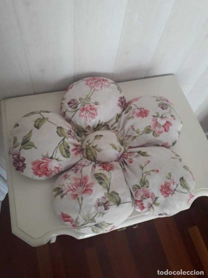 Vintage: coj&iacute;n en forma de flor. - Foto 2
