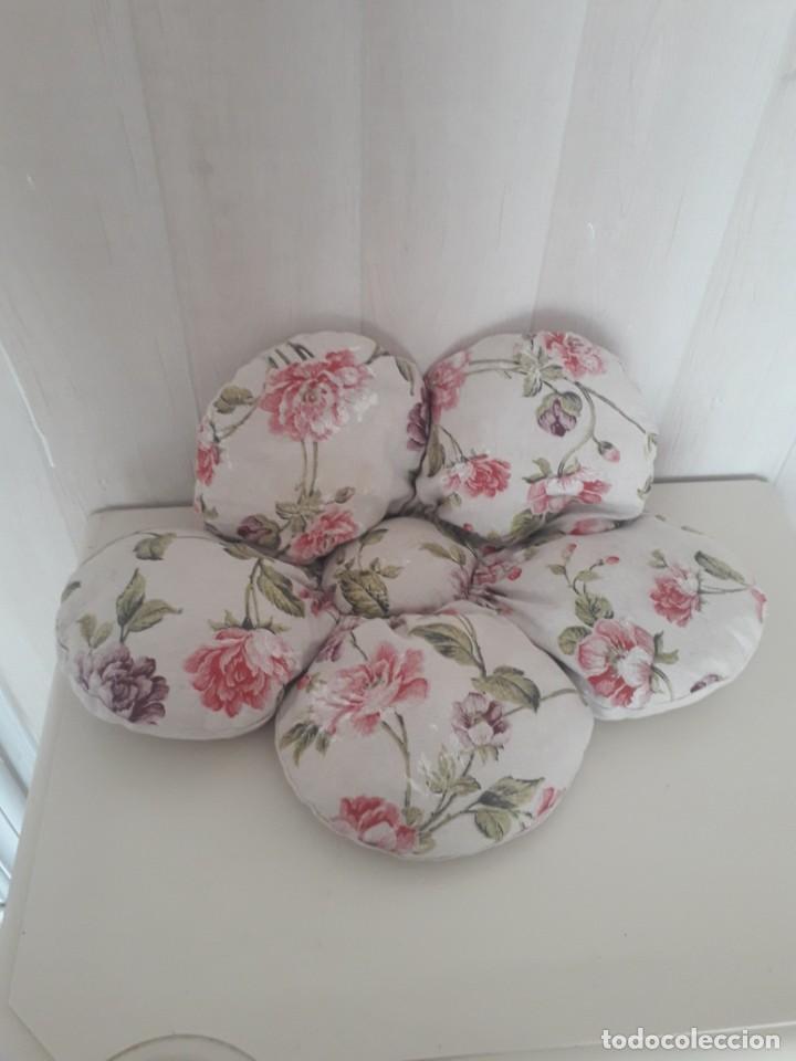 Vintage: coj&iacute;n en forma de flor. - Foto 3