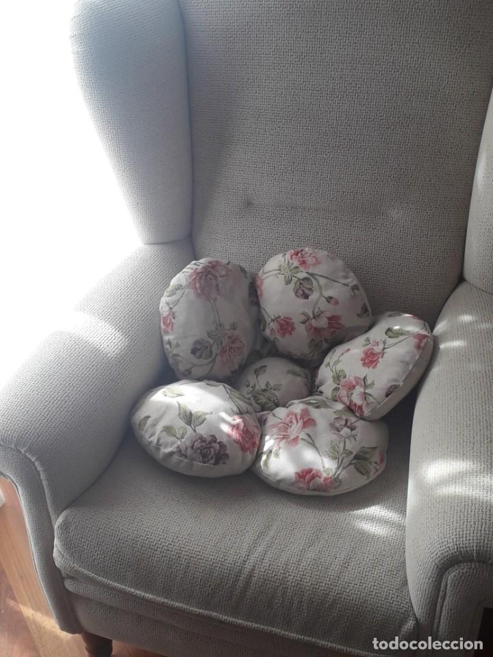 Vintage: coj&iacute;n en forma de flor. - Foto 4