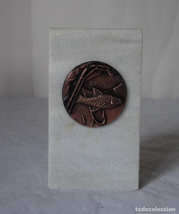 Vintage: FIGURA MARMOL Y PEZ DE BRONCE - Foto 1