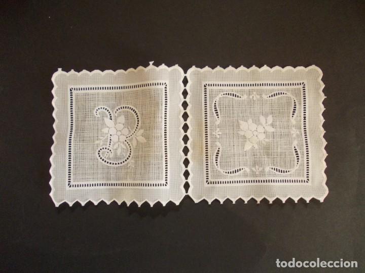 Vintage: Tapete o Pa&ntilde;ito de Hule con detalle floral y letra B d&eacute;cada 1960