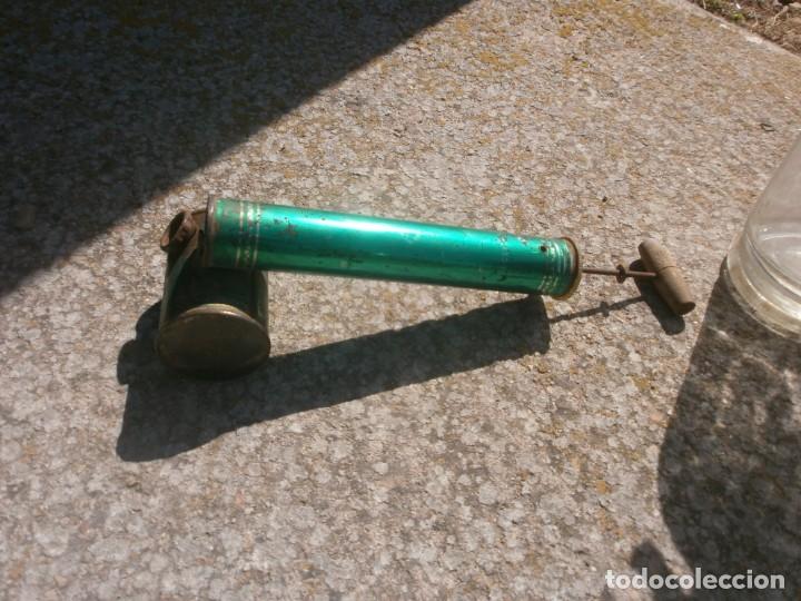 Vintage: ANTIGUO PULVERIZADOR MANUAL DE INSECTICIDA color erde marca aceitese medida 28X8 cm.