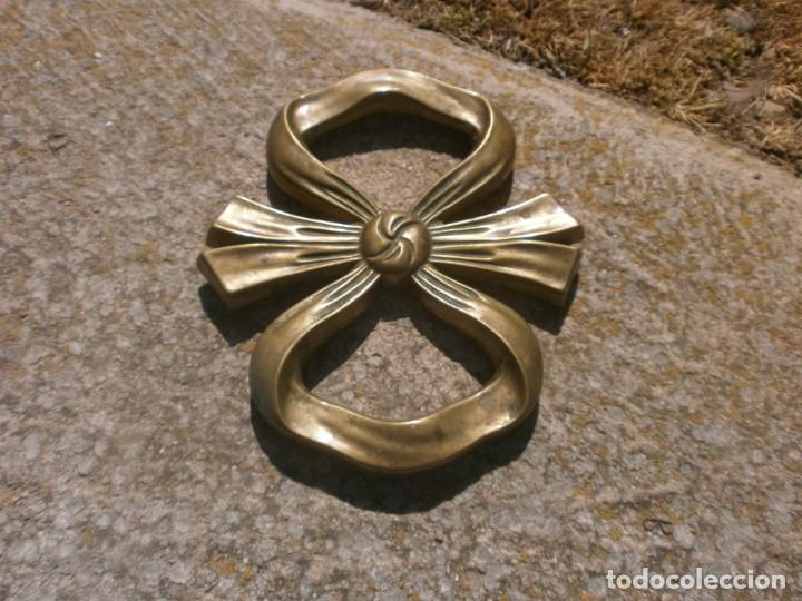 Vintage: Lazo metalico bronce o lat&oacute;n dorado base soporte mesa medida 23 X 20 cm.