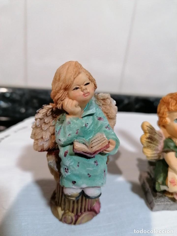 Vintage: C, angel - Dos angelitos, uno con un libro y otro con vela.