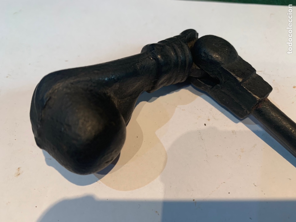 Vintage: Llamador de puerta metal - forma de mano con una bota- formato peque&ntilde;o