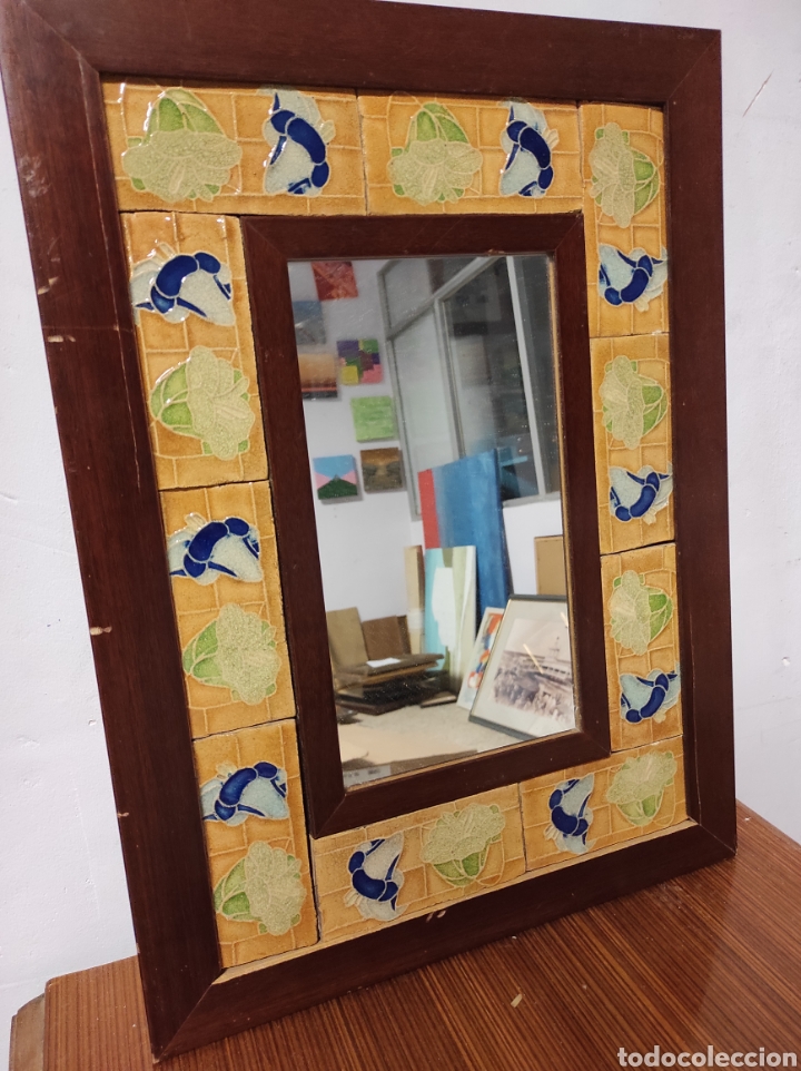 Vintage: Espejo vintage en madera y cer&aacute;mica. 38,5x52cm